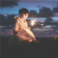 女生手持烟花的QQ头像来啦！12张氛围感拉满的唯美头像