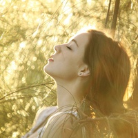 18张温柔氛围感拉满的暖色系女生头像合集