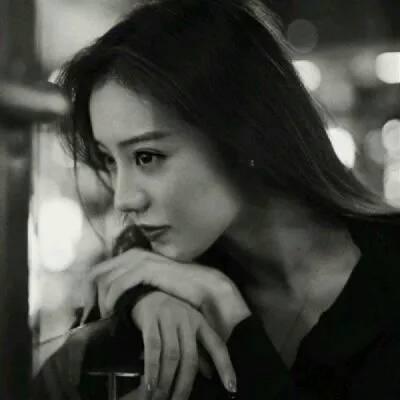 30张超飒女生黑白头像 冷酷霸气感拉满