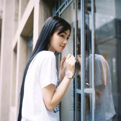18张高清长发披肩女生头像 氛围感拉满的唯美款