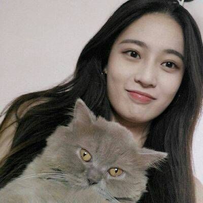 18张高清抱猫女生头像 温柔又治愈的微信头像合集