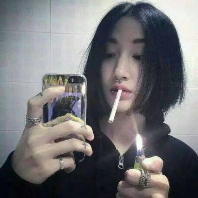 女生抽烟霸气拽头像合集 11张带着松弛感的抽烟回忆头像