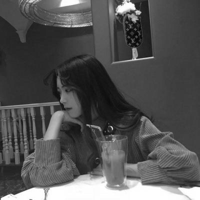 12张高清黑白孤独伤感女生头像合集