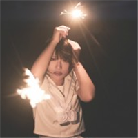 女生手持烟花的QQ头像来啦！12张氛围感拉满的唯美头像