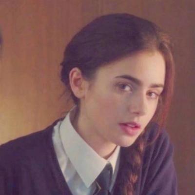 这里是来自小脸头像网的欧美高冷女生头像合集页面，页面内共整理了17张高清好看的欧美风格高冷女生头像，支持大图、小图、方图、圆图四种浏览模式，同时提供分页浏览功能，还附带了相关标签推荐与其他同类头像链接。