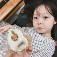 30张超萌小女孩吃东西头像 软乎乎的女生萌娃头像合集