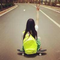 20张盘腿女生背影头像合集 免费下载