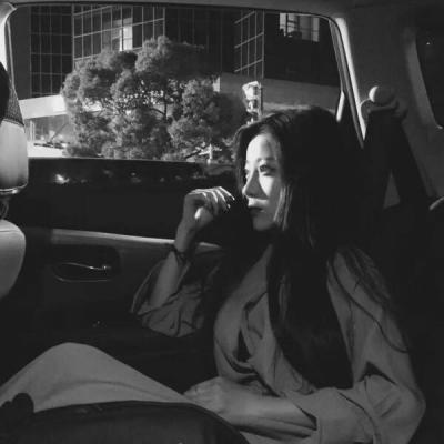 26张高冷霸气黑白女生头像 氛围感拉满的黑白女头合集