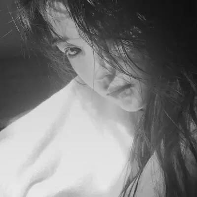 女生黑白高冷微信头像合集 27张高清好看的图来了