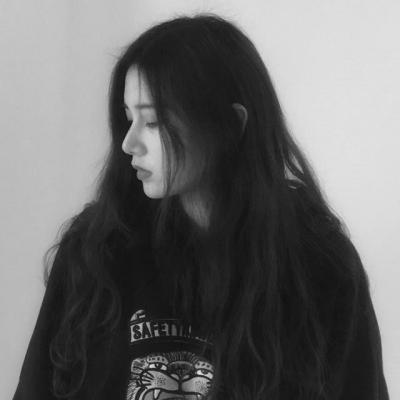 12张高清黑白孤独伤感女生头像合集