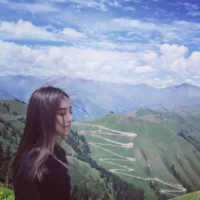 18张高清长发披肩女生头像 氛围感拉满的唯美款