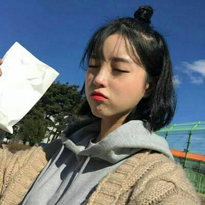 15张高清高冷气质短发女生头像 氛围感拉满