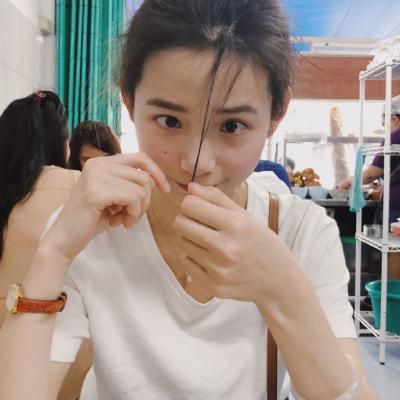 19张简约干净的白色系小清新女生头像合集