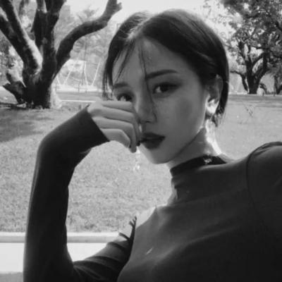 16张氛围感拉满的女生黑白伤感QQ头像