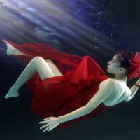 氛围感拉满！23张水中穿婚纱的女生头像合集