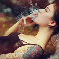 女生吐烟圈头像合集 18张好看的女生抽烟头像