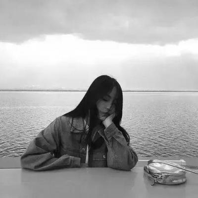 12张高清黑白孤独伤感女生头像合集