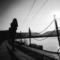 34张氛围感拉满的黑白女生背影头像