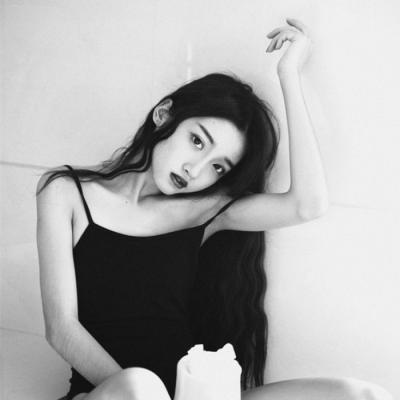 20张高清冷淡风黑白伤感女生头像合集