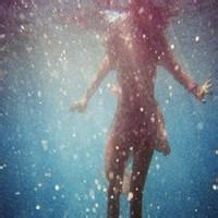 23张女生溺水唯美伤感头像 深海氛围感头像合集