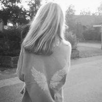 34张氛围感拉满的黑白女生背影头像