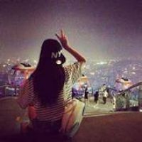 20张盘腿女生背影头像合集 免费下载