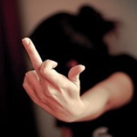 女生竖中指鄙视头像合集 9张霸气个性女生头像