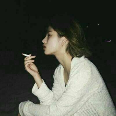女生抽烟霸气拽头像合集 11张带着松弛感的抽烟回忆头像
