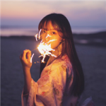女生手持烟花的QQ头像来啦！12张氛围感拉满的唯美头像