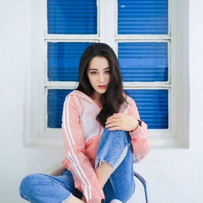 14张高清迪丽热巴美照头像 氛围感拉满的迪丽热巴头像合集