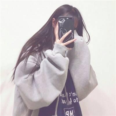 9张高清好看的手机控长发女生QQ头像