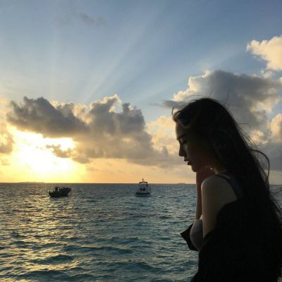 9张高清真人背影丧系女头 氛围感拉满的唯美头像合集