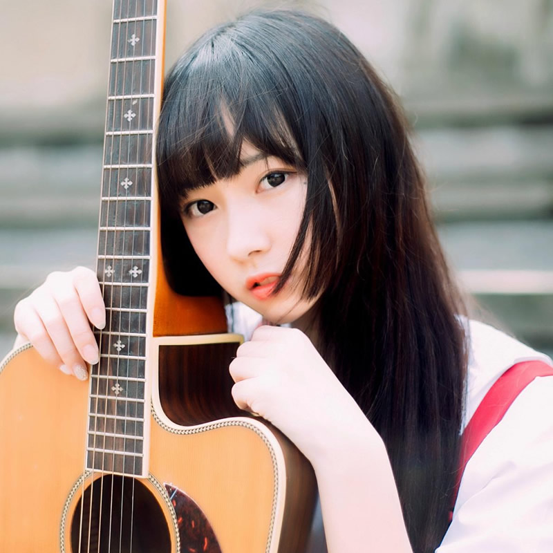 带刘海弹吉他的女生头像（单张）