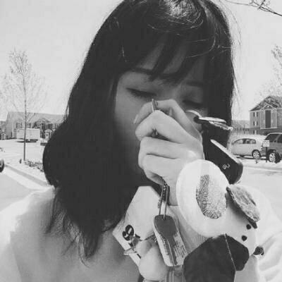 12张高清伤感女生黑白头像 快存起来用