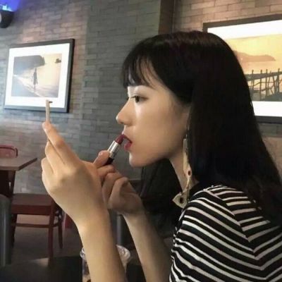换上这些酷飒女生头像，出门走路都带风