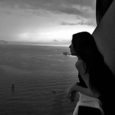 16张氛围感拉满的女生黑白伤感QQ头像