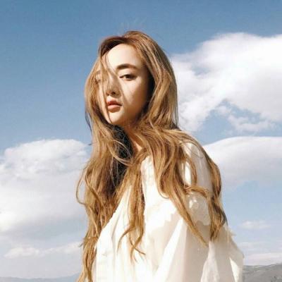 22张高清清新长发美女头像 氛围感拉满的女生头像合集