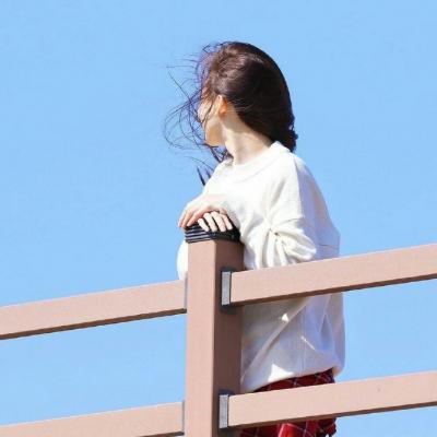 29张高清长发女生背影头像 适合当微信头像的氛围感背影图