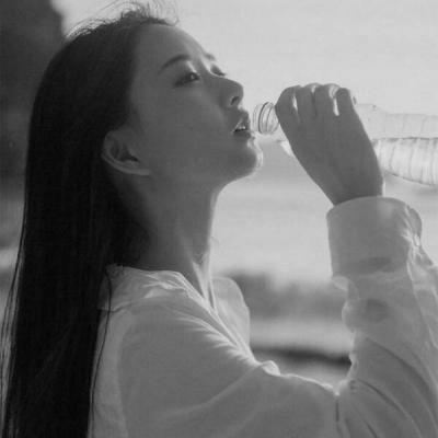 12张高清黑白孤独伤感女生头像合集