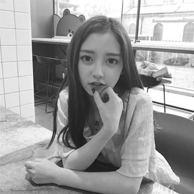 气质拉满！17张高清黑白女生微信头像精选