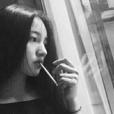 自带女王气场！10张抽烟女生高清头像分享
