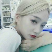 16张淡雅红唇女生QQ头像 氛围感拉满