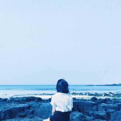 女生面朝大海的背影头像合集 21张高清好看的海边女生背影头像