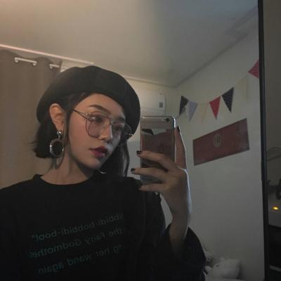 女生对着镜子用手机自拍的高清头像合集 共34张好看的镜拍女生头像