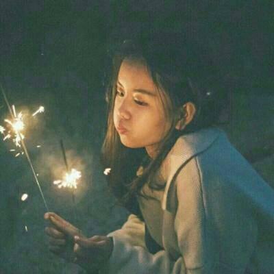 手拿烟花的唯美女生头像 共11张素材分享