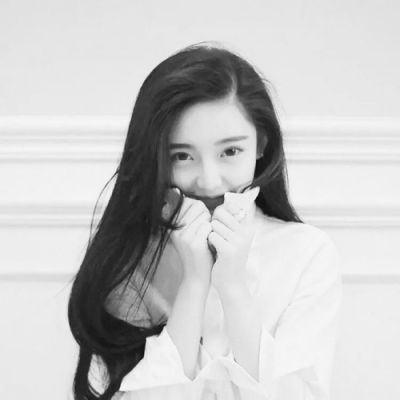 24张高清伤感黑白女头像合集，主打有意境的女生黑白头像素材，来自小脸头像网的女生头像分类页面。