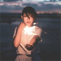 女生手持烟花的QQ头像来啦！12张氛围感拉满的唯美头像