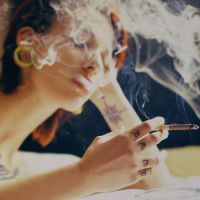 欧美风抽烟女生头像合集 18张霸气氛围感头像