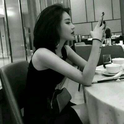 黑白伤感女生头像合集 12张高清颓废孤独风格女头