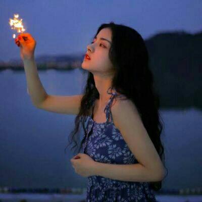 手拿烟花的唯美女生头像 共11张素材分享